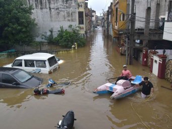 曼谷正准备因大雨而洪水泛滥